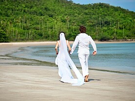 Tradizionelle Hochzeit am Strand auf Hawaii